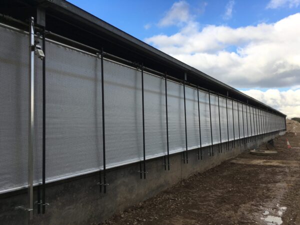 Sistem de ventilație laterală de tip prelată rulantă WLO – deschidere de sus în jos Adapost bovine cu sistem de ventilație laterală de tip prelată rulantă WLO – deschidere de sus în jos